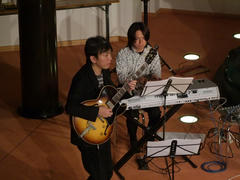 このバンドのフロントの１人、ギターの藤井進一君