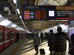 空港方面からやってきた列車が、京急蒲田駅１番線に停車中…この後、横浜方面に向かいます
