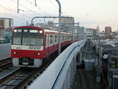 こちらは２階部分（本線上り線）からやってきた列車です