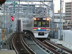 ３階部分（本線下りホーム）からやってきた、京成電鉄３７００形