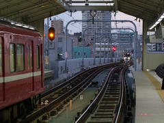 この状態で、左の列車はまだ京急蒲田方面には進めません