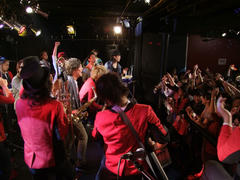 １２日、ライブの最後に、本当に皆でセッションタイム！