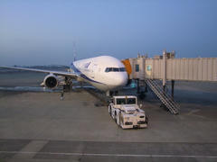 羽田空港行きの飛行機は、大型のＢ７７７－３００型機