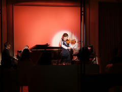 １２月のディナーショーでも手伝ってくれた立花さんが、バイオリンを好演中！
