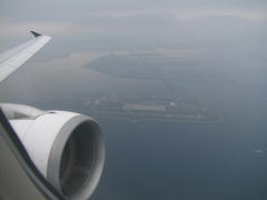 関西空港着陸寸前、神戸空港が機窓から見えました