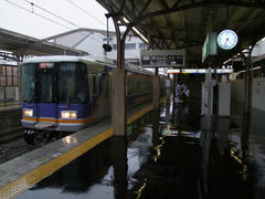 屋根があっても、容赦なく雨が吹き込んできます…和歌山市駅にて