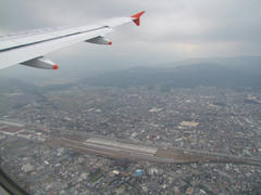 福岡上空…眼下には山陽新幹線の車両基地が見えます