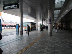福岡空港にて、バスで向かいます