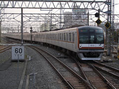 東京メトロ車両による、快速、渋谷駅行き