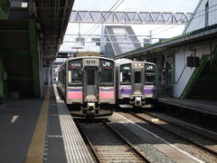 左が田沢湖線、右が東北本線用の７０１系…軌道の幅が異なる事に注意