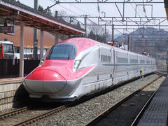 雫石駅に入線してくるＥ６系『スーパーこまち』号