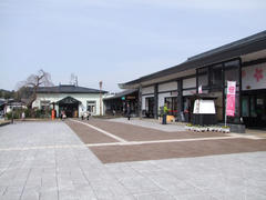 角館駅…右がＪＲの駅舎で、奥は秋田内陸縦貫鉄道の駅舎
