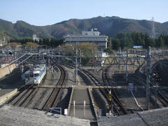 塩尻駅にて…右が中央西線で、左が中央東線です