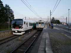 日野春駅にて…この日、４度目の特急待避