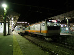 Ｅ２３３系（右）を見ると、東京に近付いてきた感じがします…大月駅にて