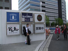 新橋駅からだと結構歩いて到着！