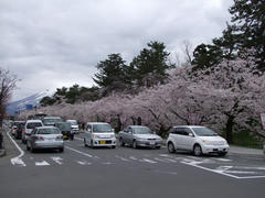 背後に見えるのは岩木山