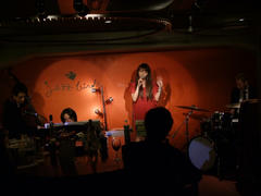 ３人＋１人…というよりは、４人で演奏した感じがありました