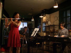 那覇 Cafe Smooth で実現した、トリオ演奏