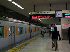 朝９時頃まで、２番線は降車専用