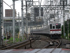 下板橋駅付近には、留置線があります…写真は、平日朝の上りに６本だけ運転される『通勤急行』