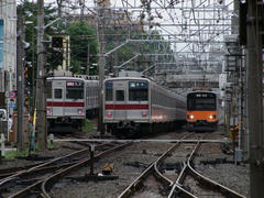 成増駅より、和光市駅方を臨む…左２本の９０００系は、形は似ていても、役割が大きく異なります