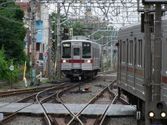 子供の頃からの成増駅名物？…留置線からと本線のダブル入線！