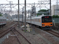 和光市駅からカーブしてきて、朝霞駅に進入