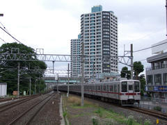 ふじみ野駅に進入する、１００３０系リニューアル車