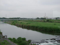 入間川を渡ります…遠くの線路は、ＪＲ川越線