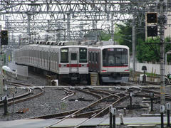 １００３０系と顔を合わせた、東急５０５０系４０００番台