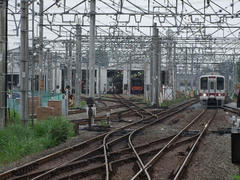 検車区を見ながら、池袋行きの３００００系電車が森林公園駅に進入