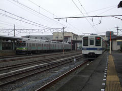寄居駅にて…秩父鉄道の車両（元東急の車両）と顔を合わせます