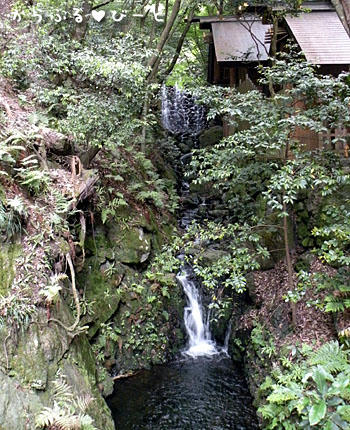神社の横を流れる滝