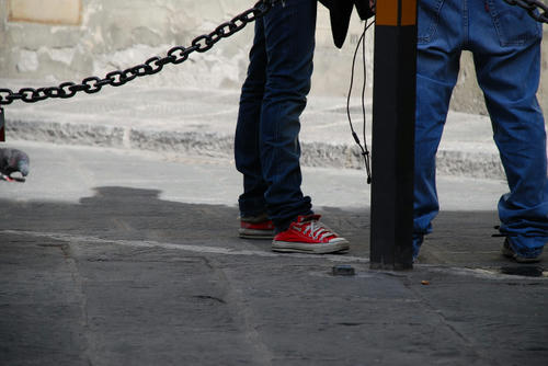 腰履きとスニーカー