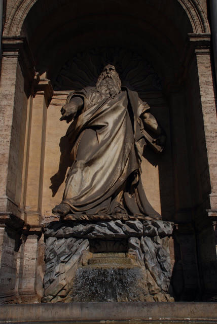 ひげ面の怒ったおじさん。