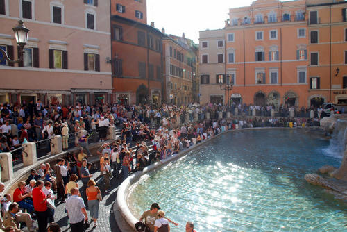トレヴィの泉にて。