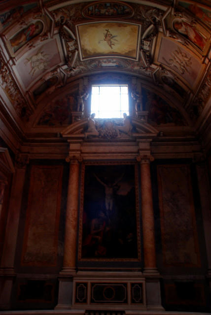  サンタ・マリア・デッリ・アンジェリ教会内部にて。天窓より挿しこむ光が、その場にいる人々を敬虔な気持ちにさせる。