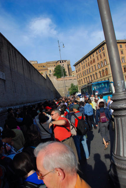 この行列はまだまだ続く・・・