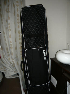 shiftスノーボードケース。キャリーとリュック、ショルダー、手提げの4wayです。