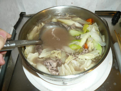 赤ワインとコンソメで豚汁