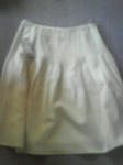 ユニクロで買った白いスカート。
