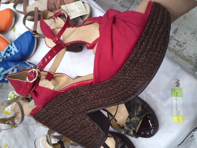 ウェッジソールの赤サンダル