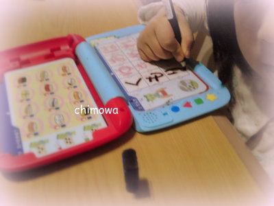 ひらがななぞりんマシーンでホワイトボードマーカーを使っている画像