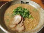 越後秘蔵麺 無尽蔵 箕面屋のとんこつ醤油ラーメン
