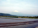 富士川の流れと富士山