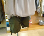 膝下丈のカーキパンツ