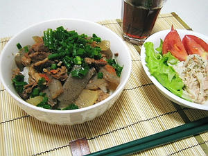 牛すじ煮込み丼