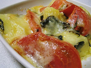 トマトとジャガイモのバジル＆チーズ焼き 