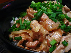 豚の味噌バターソースがらめ丼